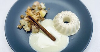 Winter-Panna Cotta mit Bratapfel und Vanilleschaum