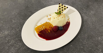 Panna Cotta mit frischen Beeren und feinem Schoko-Dekor