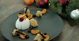 Mousse blanc mit Glühwein-Gel und Lebkuchen-Sponge