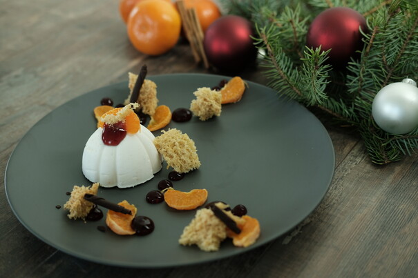 Mousse blanc mit Glühwein-Gel und Lebkuchen-Sponge