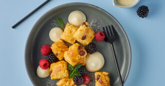 Kaiserschmarrn mit Vanilleschaum und roten Beeren