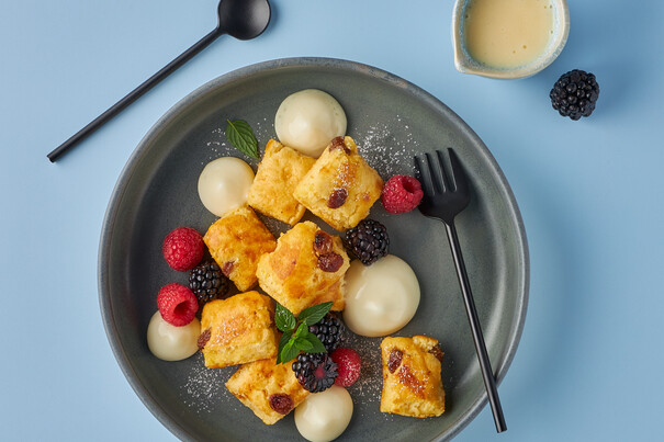 Kaiserschmarrn mit Vanilleschaum und roten Beeren