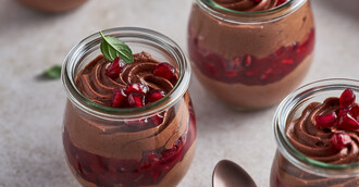 Vegane Mousse au Chocolat mit Granatapfelkompott