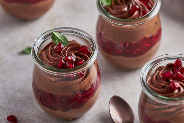 Vegane Mousse au Chocolat mit Granatapfelkompott