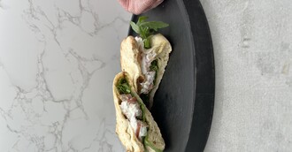 Pizza Panini mit Serranoschinken und Burrata