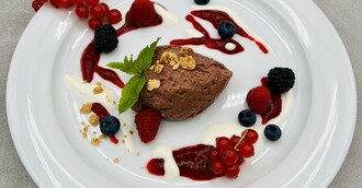 Mousse Schoko-Trüffel mit Himbeer-Fruchtpüree, Honig-Sauerrahm, Waldfrucht Dekor und Amarettinibröseln