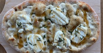 Pinsa Ziegenkäse mit Honig und Rosmarin