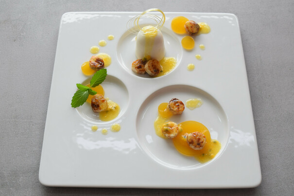 Kokosnuss-Panna-Cotta mit Mango Gelee und Mango-Passionsfruchtsoße