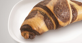 Marmor-Croissant mit Milchcreme und Schokolade