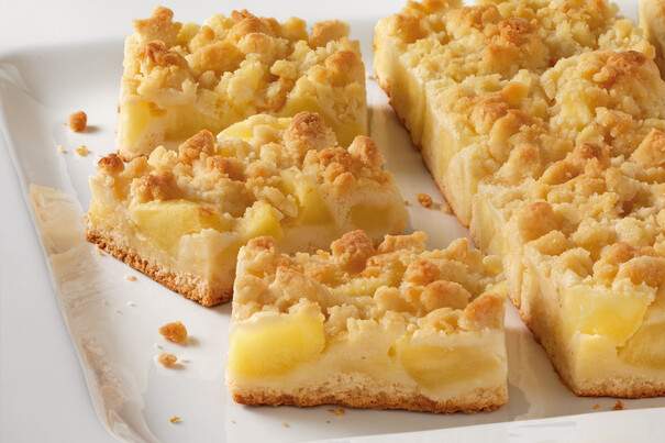 Apfel-Kuchen mit Streuseln, geschnitten