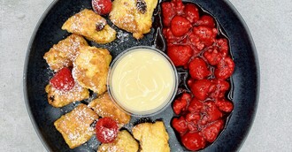 Kaiserschmarrn mit heißen Himbeeren und Vanillesauce