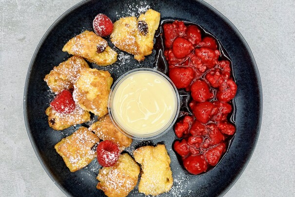 Kaiserschmarrn mit heißen Himbeeren und Vanillesauce